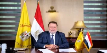 محافظ البنك المركزي المصري يحصد جائزة «محافظ العام» في القمة المصرفية بباريس