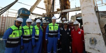 وزير البترول يجري جولة ميدانية بموقع شركة بتروشهد بالصحراء الغربية لتفقد سير العمليات الإنتاجية