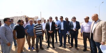 وزير الإسكان يبدأ جولة تفقدية بالعاشر من رمضان ويتفقد الطرق والمحاور ومشروع ديارنا السكني بالمدينة