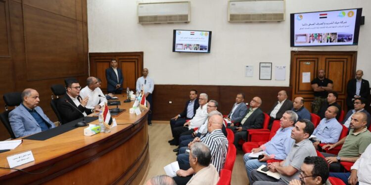 وزير الإسكان ومحافظ المنيا يتابعان سير العمل بمنظومتي مياه الشرب والصرف الصحي بالمحافظة ومشروعات “حياة كريمة”