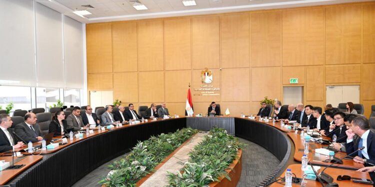 وزير الإسكان يعقد اجتماعاً لمتابعة موقف منطقة الأعمال المركزية بالعاصمة الإدارية الجديدة