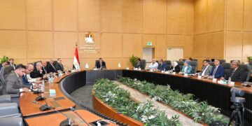 وزير الإسكان يعقد اجتماعا للجنة التنسيقية العليا ويوجه رؤساء المدن الجديدة بالعمل على إجراءات ترشيد استهلاك الطاقة والمياه