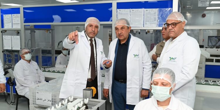 وزير قطاع الأعمال العام يتفقد تطوير مصانع “النصر للكيماويات الدوائية”