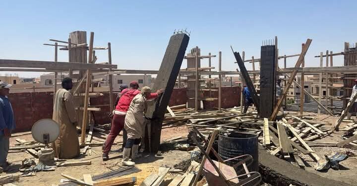 إزالة عدة مخالفات بناء وغلق محال مخالفة بمدينتي بدر والشروق بالتعاون مع الشرطة