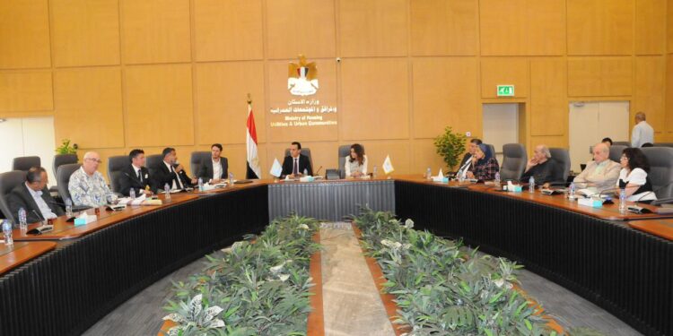 مسئولو “الإسكان”و “السياحة “ومحافظة الجيزة يتابعون مشروع تطوير المنطقة الواقعة بين مطار سفنكس الدولي وهرم سقارة