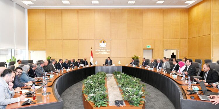 وزير الإسكان يتابع موقف مشروعات المرافق التي تقوم الوزارة بتنفيذها على مستوى الجمهورية وموقف توطين الصناعة