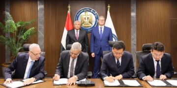 وزير البترول ومحافظ الوادى الجديد يشهدان توقيع العقود النهائية لبدء تنفيذ مجمع إنتاج حامض الفسفوريك بالوادى الجديد