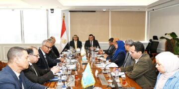 وزير الإسكان ومحافظ الجيزة يتابعان ملفات العمل المشتركة بمشروعات مياه الشرب والصرف الصحي والإسكان والطرق بنطاق المحافظة