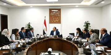 رئيس الوزراء يتابع مع وزير الاستثمار جهود تطوير منظومة الإفراج الجمركي