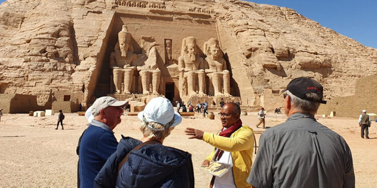 وزير السياحة والآثار يصدر قراراً وزارياً بزيادة أجر المرشد السياحي في مصر