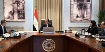 رئيس الوزراء يتابع مع وزير الاستثمار عددا من ملفات العمل