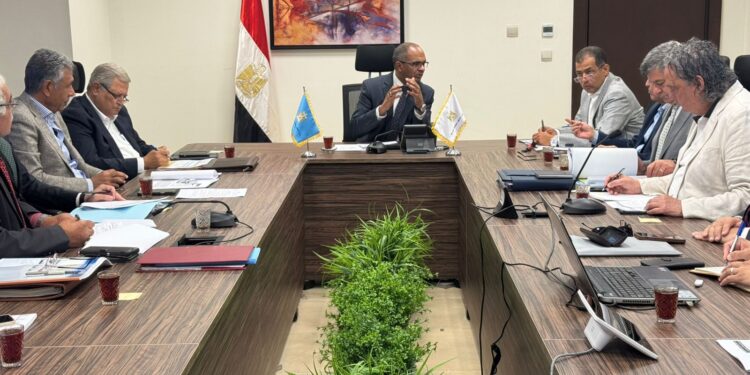 نائب وزير الاسكان يتابع موقف عددٍ من مشروعات مياه الشرب والصرف الصحى على مستوى الجمهورية