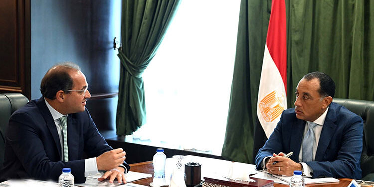 رئيس الوزراء يُتابع مع وزير المالية موقف سداد المستحقات المتأخرة للمصدرين