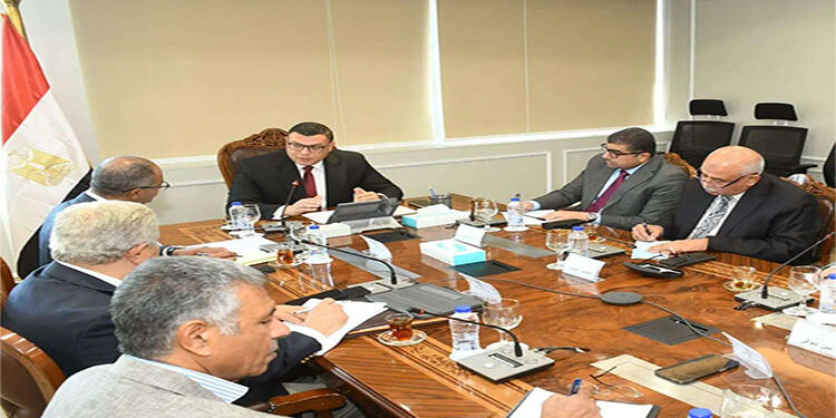 وزير الإسكان يتابع موقف عددٍ من مشروعات مرافق مياه الشرب والصرف الصحي