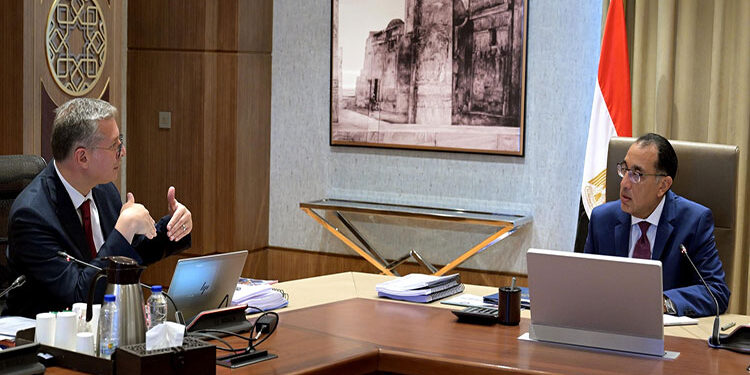 رئيس الوزراء يتابع مع وزير البترول مستجدات تقدم الأعمال الخاصة بتجهيز وربط وحدات التغييز