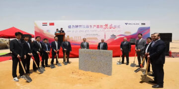 رئيس اقتصادية قناة السويس يشهد وضع حجر أساس مشروع “ديلي إيجيبت” للمنتجات الزجاجية المنزلية بالسخنة