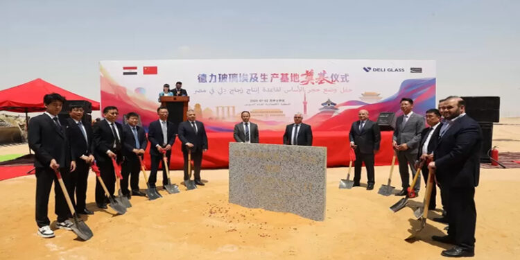 رئيس اقتصادية قناة السويس يشهد وضع حجر أساس مشروع “ديلي إيجيبت” للمنتجات الزجاجية المنزلية بالسخنة