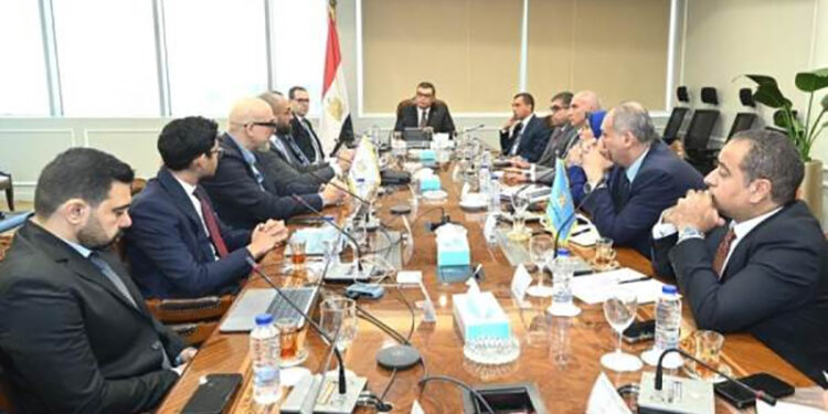 وزير الإسكان يعقد اجتماعًا لمتابعة أخر المستجدات بشأن تدشين منصتين لتنظيم السوق العقارية