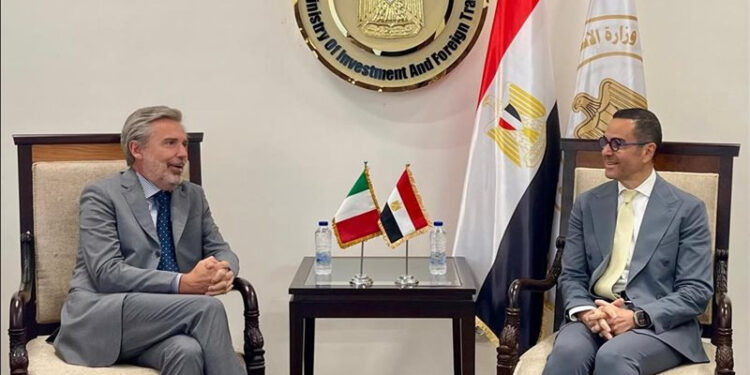 وزير الاستثمار يلتقى سفير دولة إيطاليا بالقاهرة لبحث سبل تعزيز العلاقات الاقتصادية بين البلدين