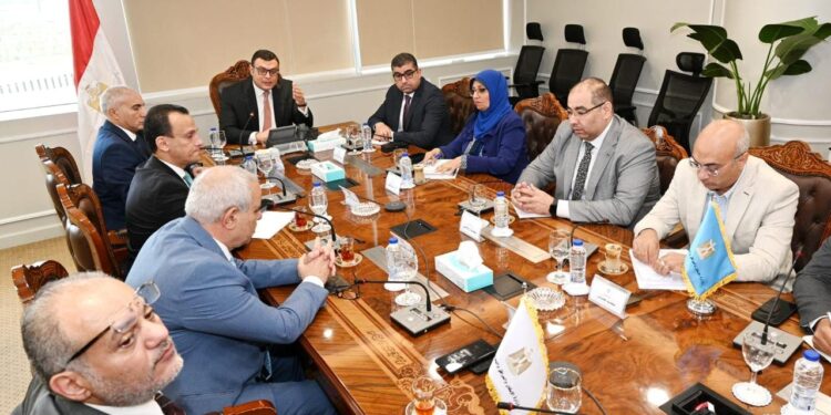 وزير الإسكان يعقد اجتماعًا مع مسئولي شركة “توريك” للتطوير العقاري لمتابعة مشروعات الشراكة والمبيعات والتسويق