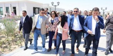 وزير الإسكان يصطحب وزراء التخطيط والتنمية المحلية والزراعة والتموين ومحافظ مطروح في جولة تفقدية بالمدينة التراثية بالعلمين الجديدة