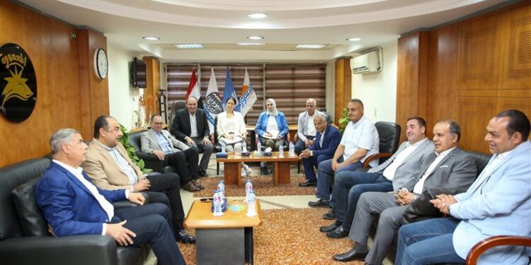 وزير قطاع الأعمال ومحافظ الإسكندرية يبدأن جولة تفقدية بمنطقة المعمورة بلقاء عدد من نواب البرلمان