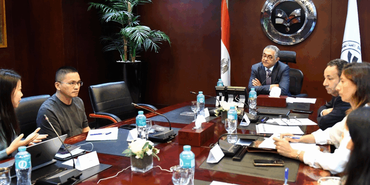 الهيئة العامة للاستثمار تبحث سُبل نقل سلاسل الإنتاج الصينية في قطاع الملابس إلى مصر