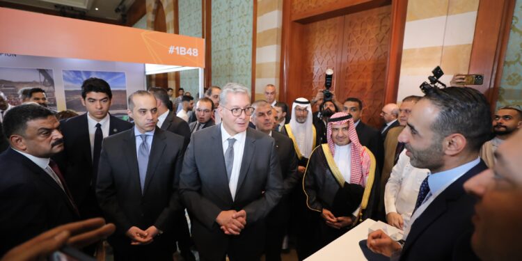 وزير البترول يكرم مجموعة من الوزراء وكبار المسئولين على دورهم كشركاء للعمل التكاملي مع وزارة البترول في النهوض بقطاع التعدين