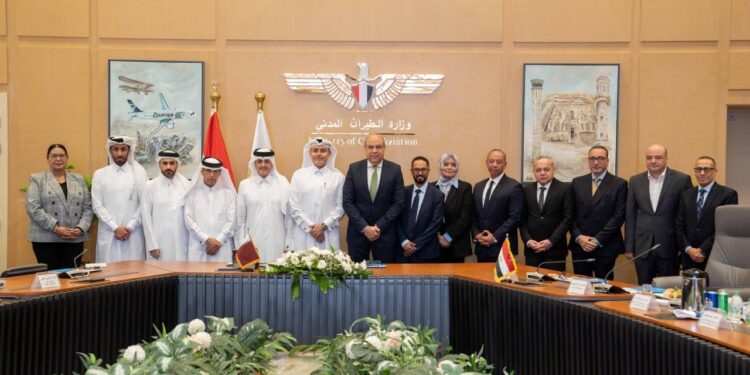 وزير الطيران يستقبل وفدًا قطريًا رفيع المستوى ويعلن عن مشروع مشترك لتطوير المسارات الجوية