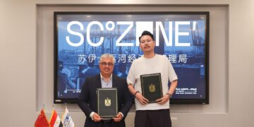 رئيس اقتصادية قناة السويس يوقع 3 عقود لمشروعات صناعية جديدة في قطاع المنسوجات