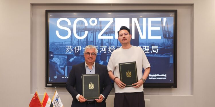 رئيس اقتصادية قناة السويس يوقع 3 عقود لمشروعات صناعية جديدة في قطاع المنسوجات