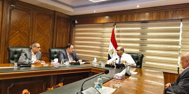 وزير الطيران يبحث و اللجنه النقابية دور اللجان في الحفاظ على التوازن المؤسسي ورفع الوعي الوظيفي