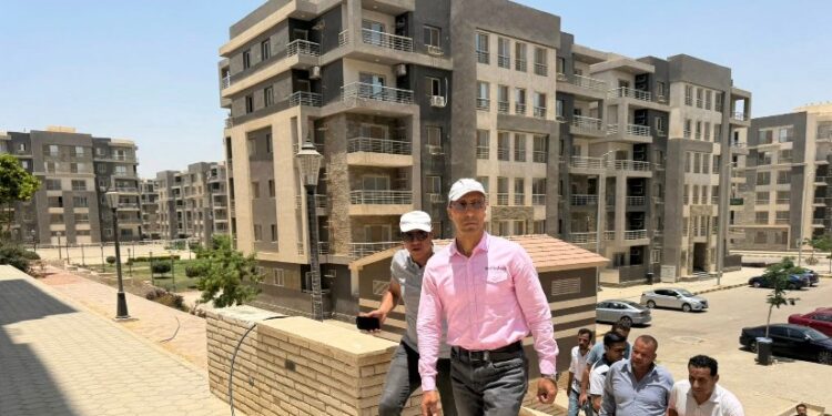 رئيس جهاز مدينة القاهرة الجديدة يتفقد مشروعات الإسكان وتطوير الطرق