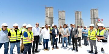 وزير الإسكان يصطحب وزراء التخطيط والتنمية المحلية والزراعة والتموين ومحافظ مطروح في جولة تفقدية بالمدينة التراثية بالعلمين الجديدة