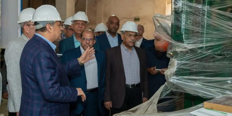 وزير الإنتاج الحربي يتفقد شركة أبي قير للصناعات الهندسية (مصنع 10 الحربي)