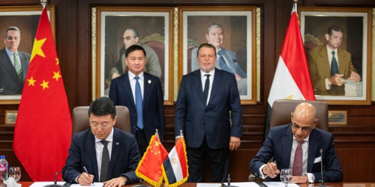 محافظ المركزي يستقبل نظيره الصيني ويشهدان توقيع 3 مذكرات للتعاون