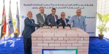 رئيس اقتصادية قناة السويس يشهد وضع حجر أساس خطوط إنتاج جديدة لمصنع “حياة إيجيبت”