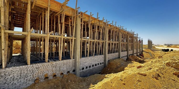 رئيس الجهاز:تنفيذ مشروعي ربط محطتي كهرباء ورفع كفاءة خط صرف المنطقة الصناعية بمدينة العبور