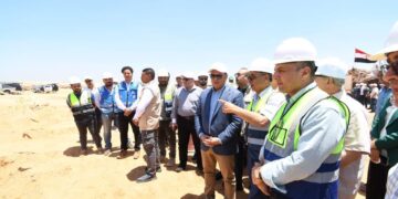 وزير الإسكان يتفقد محاور الطرق ومحطة تنقية مياه الشرب الجديدة بمدينة السادات
