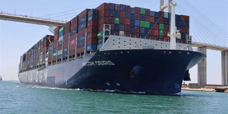 هيئة قناة السويس: عدد السفن اليومية زاد لـ75 وسفن عملاقة تعبر بانتظام دون تأخير