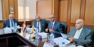 نائب وزير الإسكان يعقد اجتماعًا مع اللجنة التنسيقية العليا لتحديث أكواد مياه الشرب والصرف الصحي