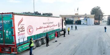 دخول شاحنات القافلة الثامنة عشرة للمساعدات من مصر إلى غزة