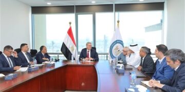 وزير البترول يبحث مع شركات عالمية آليات تنفيذ مشروع المسح الجوي لتحديث قاعدة بيانات الثروات التعدينية