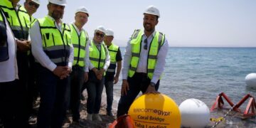 المصرية للاتصالات تنتهي من أعمال إنزال الكابل البحري عالي السعة كورال بريدج بنجاح في طابا