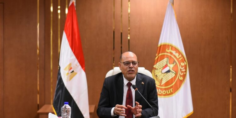 وزير العمل يفتتح ندوة توعوية بقانون العمل الجديد