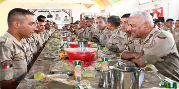 وزير الدفاع والإنتاج الحربى يلتقى بعدد من مقاتلى المنطقة الغربية العسكرية