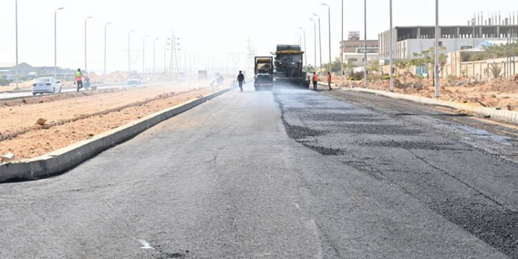 وزير الإسكان يتابع موقف تطوير الطرق والمرافق بالمناطق الصناعية بمساحة 2560 فدانا بالعاشر من رمضان