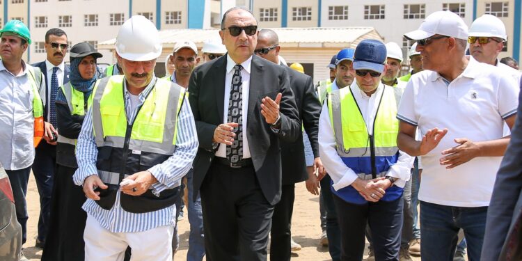 وزير قطاع الأعمال يتفقد مشروع إنشاء مجمع مدارس تنفذه شركة النصر للمقاولات بالجيزة