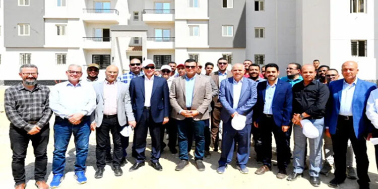 وزير الإسكان يتفقد المركز التكنولوجي لخدمة المواطنين بالعبور الجديدة ويتابع موقف مشروعي “ديارنا” و”سكن لكل المصريين” 