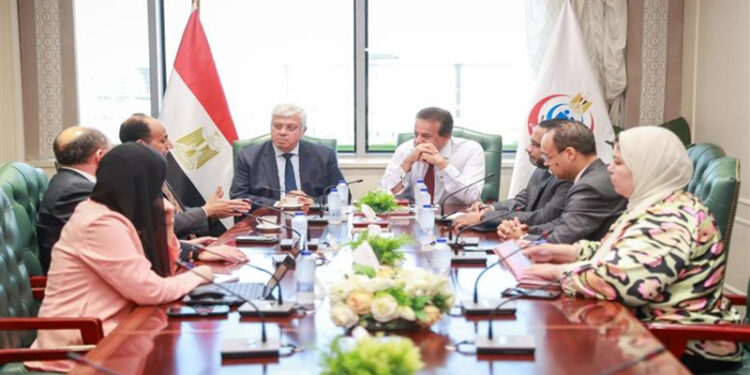 وزير الصحة والسكان يناقش مع وزير التعليم العالي تعزيز التعاون في البحث العلمي لعلاج الأورام السرطانية